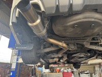 スバルWRXに持ち込みのチタン製片側1本出し社外マフラーを取り付け