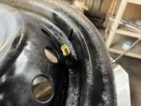 ホイールの淵清掃やバルブ周辺錆落とし作業を行い持ち込みタイヤに組み換え！