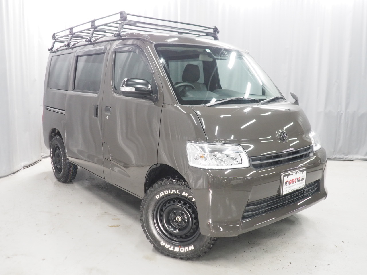 タウンエースバン4WD新車カスタム車両！全塗装リフトアップにマッド