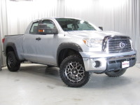 2011タンドラダブルキャブ4WD入庫！新車並行！9インチBluetoothオーディオ！ベンコラAT！希少な純正シルバーMです！
