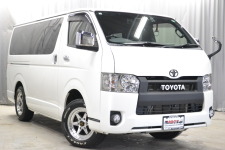 ハイエース　ダークプライムⅡパールホワイト！ディーゼルターボ４WD！純正ナビ！ヴァローネAW！ホワイトレタータイヤ！