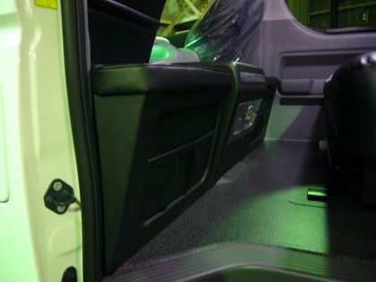 200系ハイエースワゴンGLにプレミアムコンソールボックスを取付｜NEEDSBOX トランスポーター製作・販売専門店ニーズ札幌 [ハイエースパーツ]｜do-blog（ドゥブログ）