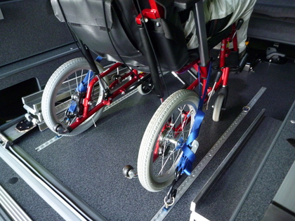 車椅子の固定にワンタッチレール埋め込み Needsbox トランスポーター製作 販売専門店ニーズ札幌 ハイエースパーツ Do Blog ドゥブログ
