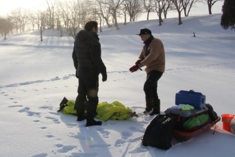北海道ならではのトランスポーターの使い方研修「氷上わかさぎ釣り」