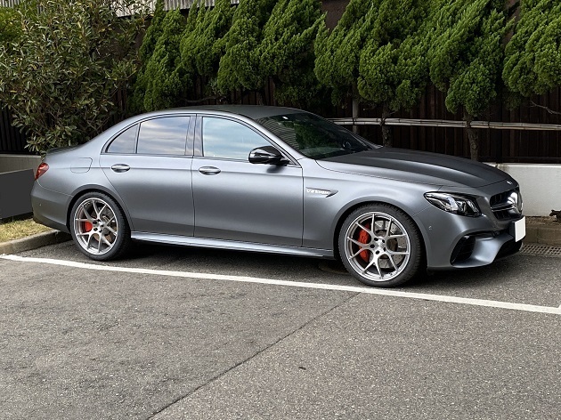 AMG E63S(W213) 4MATIC+に明るめキャンディースモークのBC Forged 20インチ装着画像