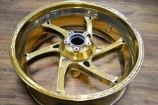 OZ鍛造バイクホイールをポリッシュ加工+キャンディーゴールド塗装