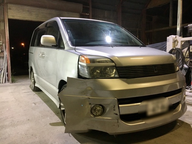 トヨタヴォクシー６０ 電柱に激突しバンパー大破 自損事故で自腹の為修理方法相談致します 板金塗装専門店 車の修理 カスタム 改造 札幌のプラスペイントワーク Do Blog ドゥブログ