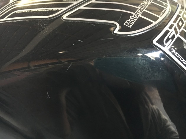 Bmw S1000r タンクの小傷のdiy補修にチャレンジ 納得いかずご相談頂きました 板金塗装専門店 車の修理 カスタム 改造 札幌のプラスペイントワーク Do Blog ドゥブログ