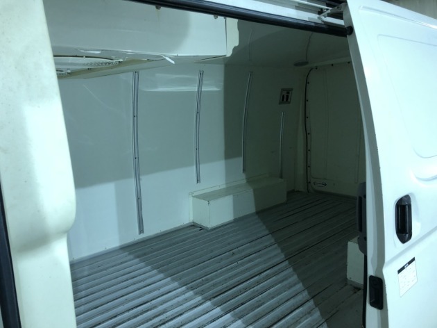 働く車 特殊仕様冷凍車のハイエーススライドドア板金修理致します 板金塗装専門店 車の修理 カスタム 改造 札幌のプラスペイントワーク Do Blog ドゥブログ