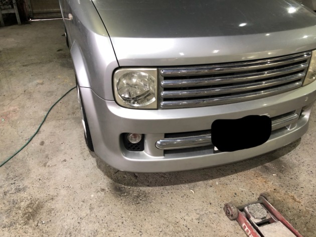 日産キューブ フロントバンパーぶつけて外れてしまい駆け込み修理依頼