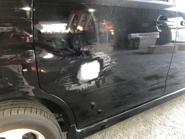 日産セレナ 黒い車あるある目立つスライドドアのちょっとした凹み修理依頼 板金塗装専門店 車の修理 カスタム 改造 札幌のプラスペイントワーク Do Blog ドゥブログ