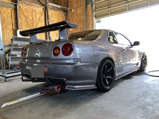 R34スカイラインクーペ リアフェンダーの爪折り加工でご入庫です 板金塗装専門店 車の修理 カスタム 改造 札幌のプラスペイントワーク Do Blog ドゥブログ