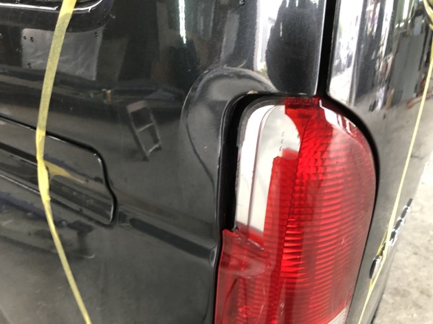 働く車0系ハイエース バックで電柱にぶつけてしまったリア周り修理塗装 板金塗装専門店 車の修理 カスタム 改造 札幌のプラスペイントワーク Do Blog ドゥブログ