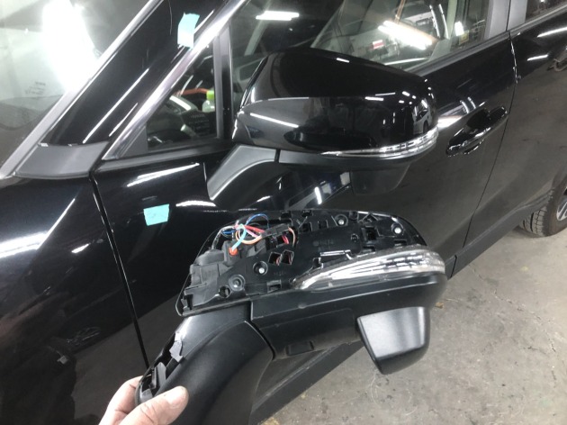 トヨタ現行rav4 いたずらでドアミラー破損 リサイクル品に交換でご入庫です 板金塗装専門店 車の修理 カスタム 改造 札幌のプラスペイントワーク Do Blog ドゥブログ