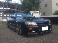 R34スカイラインにカーボンボンネットをクリア塗装して取り付け