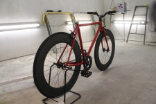 自転車のフレームをフェラーリのロッソコルサでペイント