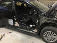 トヨタアリオン 左側板金修理に続き右側も骨格引っ張り作業にて修理！