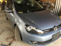 フォルクスワーゲンゴルフ 右フロントドアとステップ部の凹み修理！