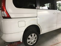 日産セレナ 右スライドドア/リアフェンダーの広範囲凹みを交換せずに板金塗装！