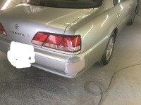 トヨタ クレスタ 車庫入れ時に角部分ぶつけてしまい脱着せずに修理塗装！