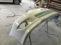 トヨタ イプサム フロントバンパー飛び石キズによる色剥がれ修理塗装！