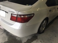 レクサスLS リアバンパー色ずれ/ルーフモール色付ステッカー剥がれを塗装で修理！