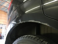 マツダベリーサ定番のリアフェンダーアーチ部分のサビ補修