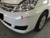 自宅の塀に擦ってしまった!トヨタアイシスのフロントバンパー修理依頼!