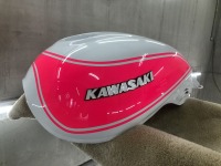 T様のkawasaki Z900RS 新品の外装部品を持ち込みでド派手な蛍光ピンクでオールペン完成♪