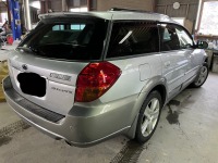 スバルレガシィワゴン 車庫内で物を倒してしまい凹ませてしまったリアフェンダー修理依頼
