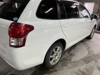 駐車場の塀擦ってしまったトヨタフィールダーのリアフェンダー修理依頼