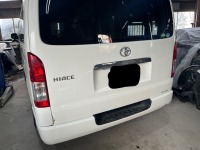 働く車 200系ハイエース  ぶつけて折れ曲がってしまったリアゲートの順次依頼