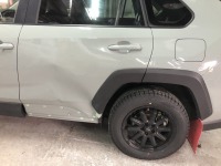 ぶつけて大きく凹んだトヨタRAV4 板金不可のリアドア新品交換