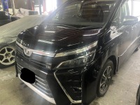 保険適応事故修理 トヨタヴォクシーの前廻り修理依頼