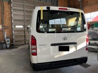 働く車トヨタハイエース 自損事故でベッコリ変形してしまったリアゲート修理完了♪