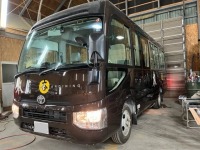 木ニセコさまのトヨタコースター デザインロゴペイントの全塗装完了♪
