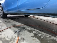 トヨタアクア 雪山にぶつけた?擦ってしまい凹んでしまったステップパネルの板金修理依頼