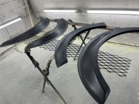 持ち込みパーツ 200系ハイエースのオーバーフェンダーの塗装依頼