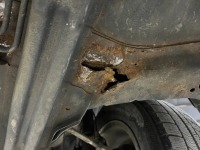 スズキkei 下廻り点検時に見つけたフロアーのサビ、穴修理依頼