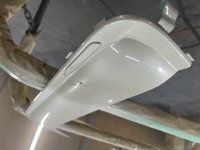 トヨタハイエース 200系 ドアバイザーボディ同色のホワイトパールにペイントのご依頼です♪