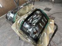オールペン中の自社搬送車 ヒノデュトロ ヘッドライトリフレッシュついでにスモークペイントでカスタム♪
