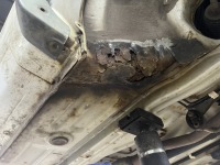 サビ腐食で下廻り穴が空いたスズキkeiの修理依頼