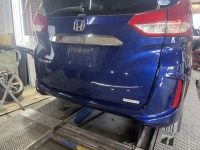 ホンダフリード 業務様よりベッコリ凹んでいるバックドアの修理依頼