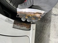 Nさまの日産デイズ  リアフェンダーサビ再発⁈  カットしてみたらやっぱり内側は真っ赤…