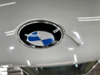 BMW X3 ボンネットに深めのヘコミ 費用を抑える為交換せずに板金で修理します♪
