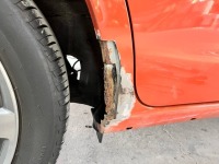 Oさまのホンダ フィットハイブリッド  リアフェンダーのサビ再発で修理ついでにサイドステップも交換のご依頼です♪