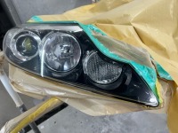 トヨタエスティマ  クリアペイントでヘッドライトリフレッシュのご依頼です♪