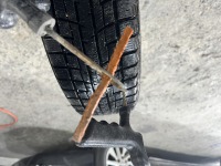 スタッドレスタイヤに交換したらエア入らずパンク修理のご依頼です♪