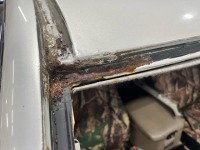 トヨタ ランドクルーザー100  フロントガラスのサビから水漏れ修理のご依頼です♪