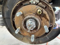 デリカD5のDIYタイヤ交換時にハブボルト破損！新品交換修理ご依頼！